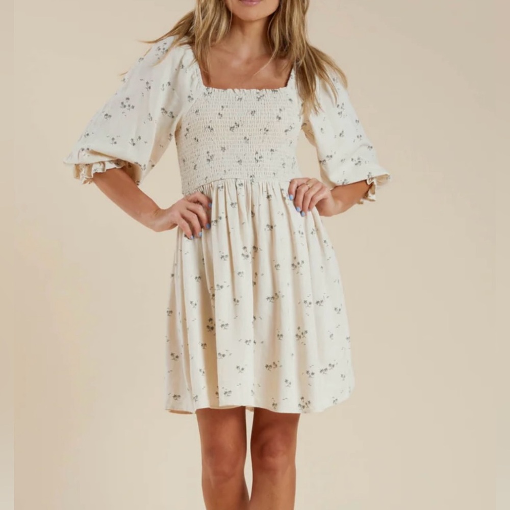Nearly new dress, wore one time to an outdoor country wedding !